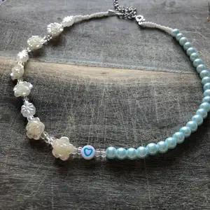 Handgjort split halsband med halva blå, halva vit 💙 betalning via swish 🌼