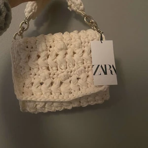 Väska vit stickad  - En fin väska med ett stickat material med tjockt garn, fin sommar väska. Den är som ny. 
