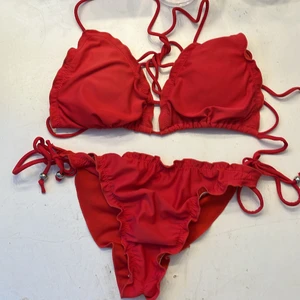 Röd bikini - Säljer denna bikini för den är för liten för mig. Den är i ett fint skick och använd ett fåtal gånger. Tvättar såklart innan jag skickar. Skriv om du är intresserad!! 💋 (Betalning sker via swish)