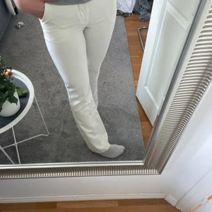 Vita kostymbyxor - JÄTTESNYGGA kostymbyxor🦋 Använda 1 gång, säljer för de inte kommer till användning. Inga defekter över huvudtaget. Går till hälarna på mig som är 164/165. Nypris:499kr