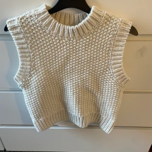 Topp - Har bara testat då jag inte ville ha den, den passar för dem som har storlek S. Nypris: 100kr mitt pris:100kr❤️