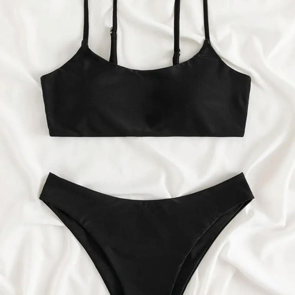 Fin enkel svart bikini! På ryggen är det två band som är sååå fint🖤aldrig använd och helt ny. Övrigt.