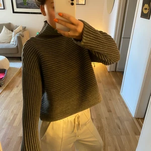 Grå stickad tröja  - En tjock grå stickad tröja från Weekday! 
