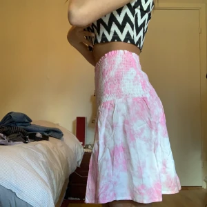 Rosa kjol - Super gullig kjol till sommaren, helt oanvänd och ny säljer pga att den inte kom till användning. Jag har storlek XS-S men eftersom den är rätt så töjbar så funkar det även i M. Köparen står för frakten men går även att mötas upp. Hör av er om ni har frågor eller vill ha fler bilder💕