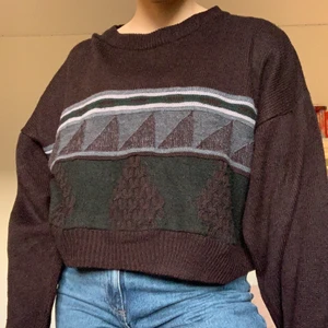 Brun tröja - jättefin, croppad brun tröja som köptes second hand för något år sedan! 🤎 den sitter superfint men säljer pga har så många liknande <33 den är xl men passar allt mellan xs-xl 