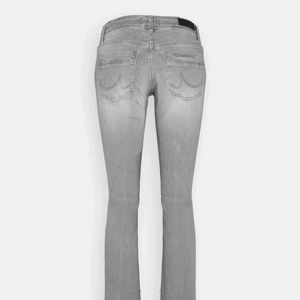 Säljer dessa helt nya och oanvända jeans(första bilden är lånad)💗Storlek 36. Storleken är slutsåld på zalando. De är köpta för nästan 700kr men säljer nu för 600kr frakt ingår i priset💕💕💕. Jeans & Byxor.