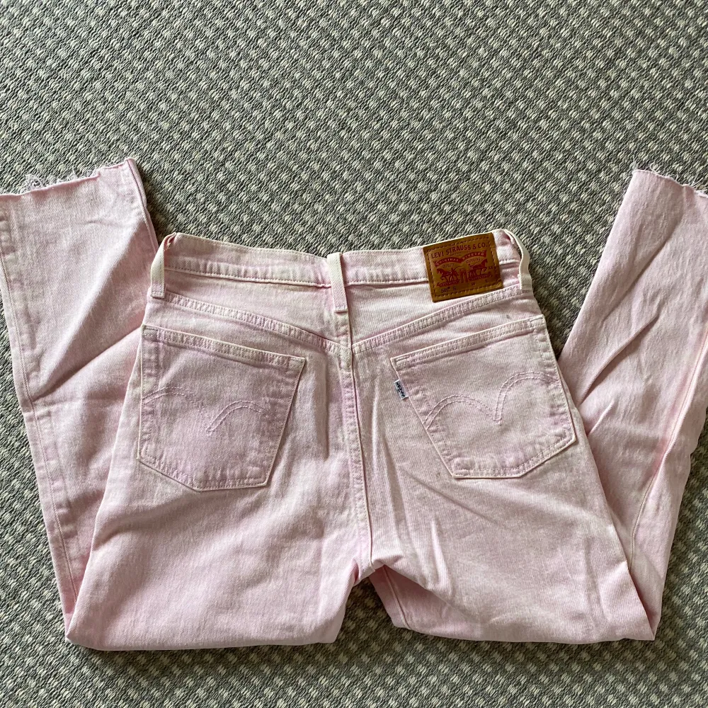 Unika rosa Levis! Endast provade av mig. Står ingen storlek men passar mig som brukar ha 26-28 i jeans. Midja: 35 cm och innerbenslängd 67 cm. Skriv vid frågor eller intresse💓. Jeans & Byxor.