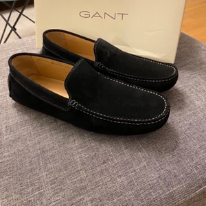 Gant, mocka, storlek 43 - Oanvända eleganta mocka skor i storlek 43.