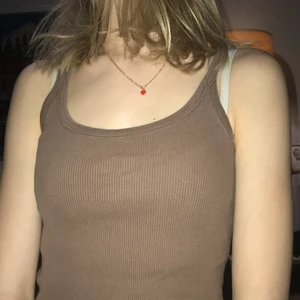 Brandy Melville Linne - Säljer detta bruna brandy melville linnet utan fläckar eller defekter. Så fin passform och väldigt bra material. Onesize men passar size small