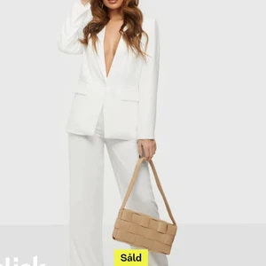 Vit blazer - Säljer denna superfina vita blazern från nly trend/Nelly. Den är rak i modellen. Den är helt ny med prislappen kvar. Den är i storlek 36. Säljs för 220+frakt. (Lånade bilder)