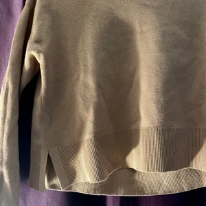 And Other stories kofta - Superfin tröja som är knappt använt. Färgen är mest som på dem två sista bilderna, tog den första för att visa detaljer ❤️ 