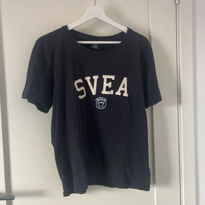 T-Shirt från Svea - En marinblå T-shirt från svea! I storlek 170/S/M! Köpt för 150 tror jag? Säljer för 30+45kr frakt! Alltså 75kr! 