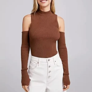 Bershka stickad topp  - Långärmad stickad topp från Bershka med cut-out. Aldrig använd, endast testad. Storlek S💕