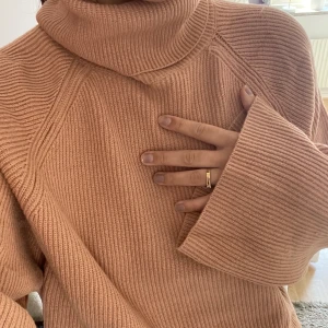 Rosa tjocktröja  - Jättefin rosa tjocktröja från BikBok som tyvärr aldrig kommit till användning. Tröjan säljs inte längre utan köptes förra året💕💕
