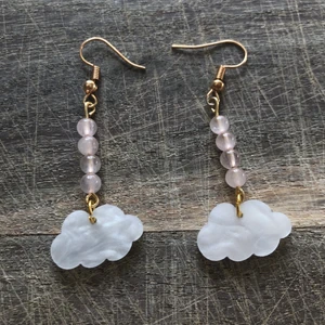 Örhängen med rosenkvarts  - Handgjorda örhängen med äkta rosenkvarts ☁️ betalning via swish ⭐️