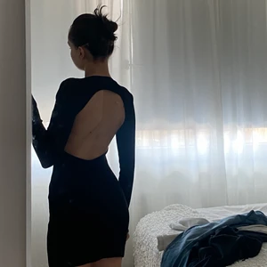 Klänning  - Säljer denna ur snygga klänningen som har använts enbart en gång, materialet är mjukt och kan töjas ut utifrån din kropp, från pull and bear 