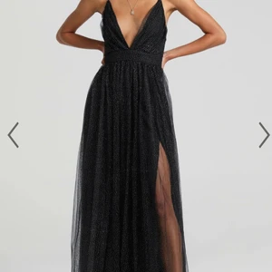 Balklänning  - Jättefin balklänning från showpo i storlek 34. Använd en gång på en sittning under några timmar. Hade två slitar som syddes ihop för var lite väl avslöjande men går att sprätta upp sömmarna. Egna bilder kan ges, bara att fråga