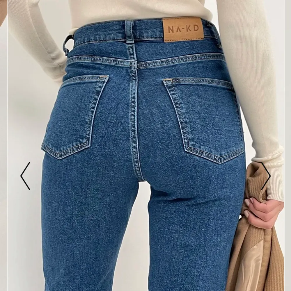 Säljer mina assnygga mörkblå jeans från nakd då de inte kommer till användning, de är knappt använda alltså i väldigt bra skick! De är högmidjade och raka, säljer billigare vid en snabb affär😍. Jeans & Byxor.