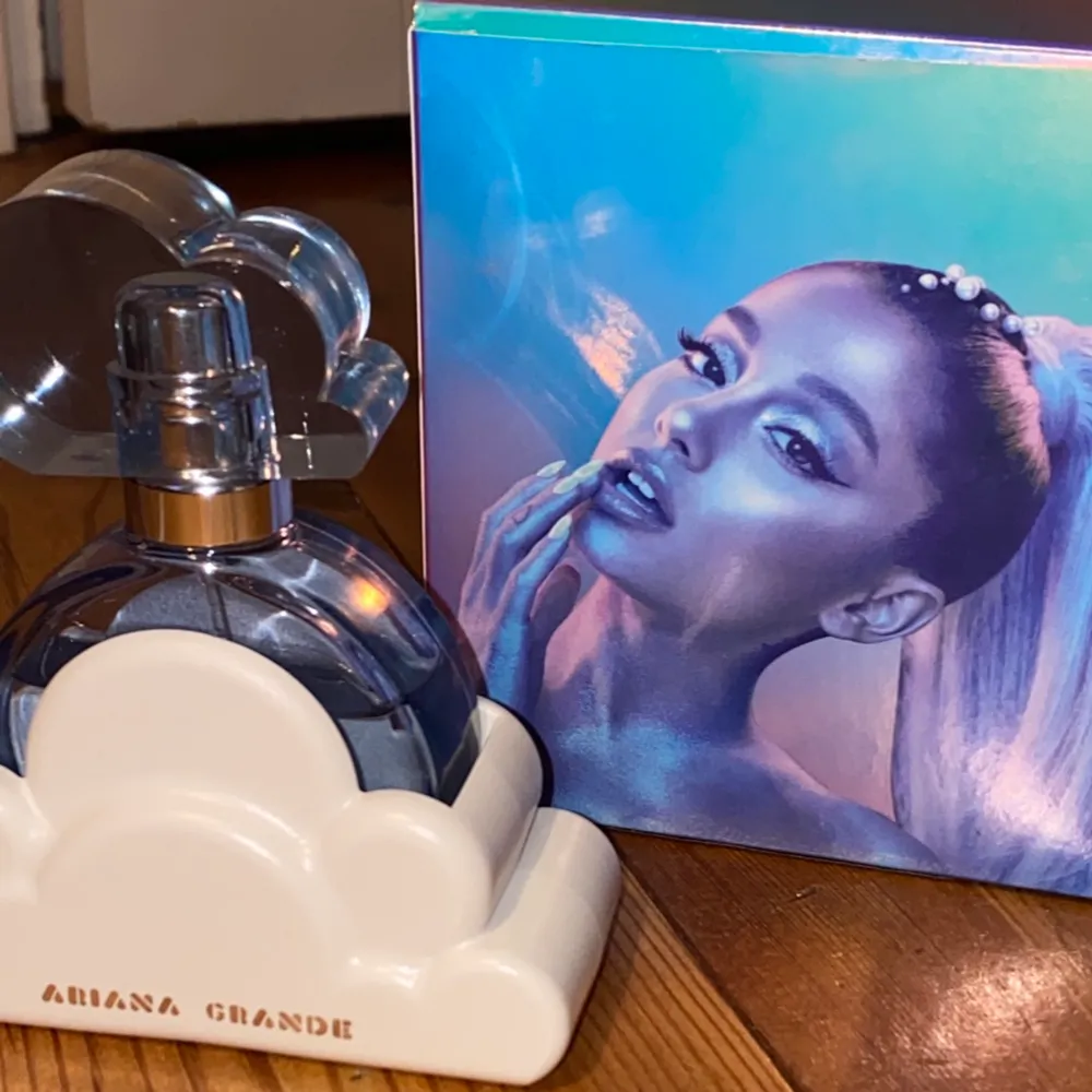 Säljer mig  Ariana Grande Cloud parfym 30ML ANDVÄND bilden visar hur mycket som är kvar, säljer då den inte kommer till andvändning längre. Köparen står för frakt😌 Köptes för ca 400kr. Övrigt.