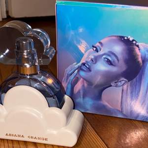 Säljer mig  Ariana Grande Cloud parfym 30ML ANDVÄND bilden visar hur mycket som är kvar, säljer då den inte kommer till andvändning längre. Köparen står för frakt😌 Köptes för ca 400kr