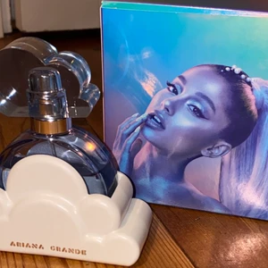 Ariana grande cloud parfym - Säljer mig  Ariana Grande Cloud parfym 30ML ANDVÄND bilden visar hur mycket som är kvar, säljer då den inte kommer till andvändning längre. Köparen står för frakt😌 Köptes för ca 400kr