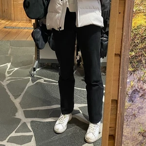 Weekday - Raka svarta jeans från WEEKDAY!❤️ klippt hål på knäna, vid intresse skickar jag bild på dem🥰