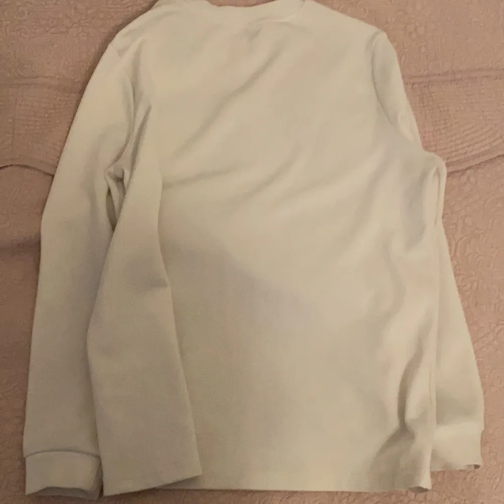 En oversized sweatshirt tröja med fram tryck och silkes tyg i storlek M. Köpt för 2 år sen men väldigt oanvänd. Känner att den är lite för stor för mig och därför inte i min användning. Pris går att förhandla🚎. Tröjor & Koftor.
