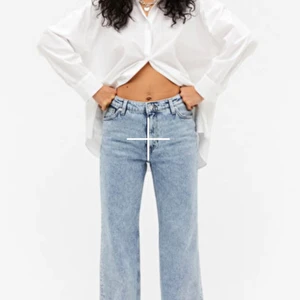 Monki Yoko cropped jeans strl S - Solblekta högmidjade byxor med lite vida ben, regular fit. I byxorna stor det storlek 28. Byxorna är köpt från slutet av somras. Pris går att förhandla.