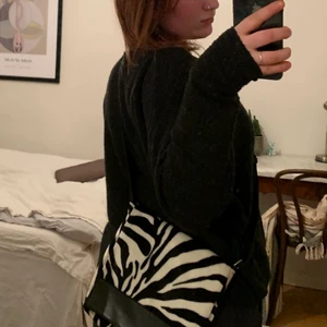 Zebra väska - Så unik och cool zebra väska köpt secondhand säljer pågrund av att det inte är min stil länge