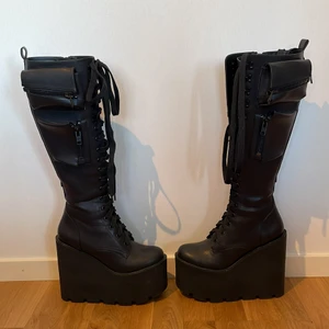 Svarta klackskor från dollskill - små i storleken. Riktiga fickor, går upp till under knän, lådan finns kvar om man vill ha dom i den. Köpte dom för 1200kr säljer för 700