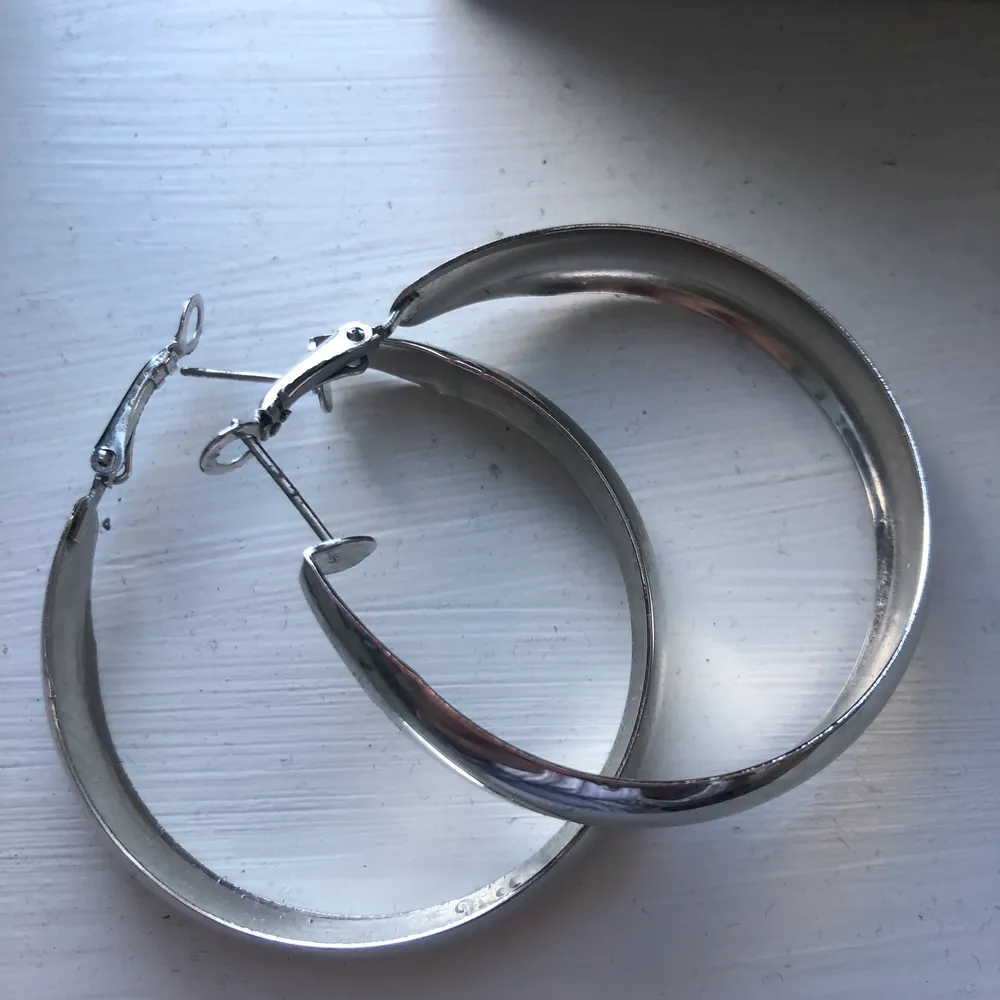 Supernajs breda ringar i silver, bra skick och bra knäppning på dem. 40kr+12kr frakt. Accessoarer.