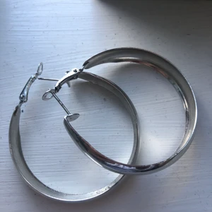 Breda hoops - Supernajs breda ringar i silver, bra skick och bra knäppning på dem. 40kr+12kr frakt