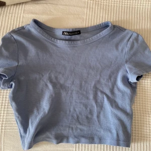Zara crop topp - En croppad topp fråm zara, fint skick. Storlek S