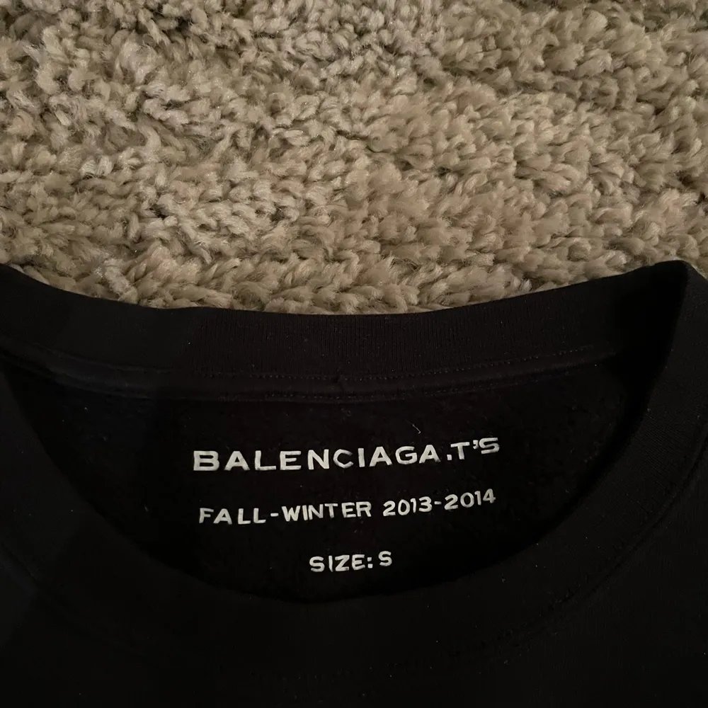 Balenciaga sweatshirt, från 2013/2014 säljs inte längre, size S, trycket är något skadat inga övriga skador. Tröjor & Koftor.