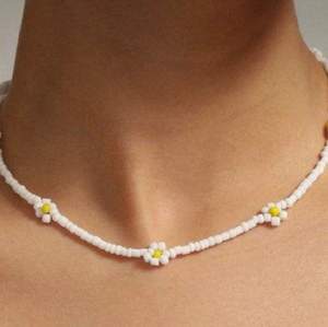 Fina pärlade halsband. Endast pärlor - 69kr, några blommor - 79kr, blommor och vita pärlor - 169, endast blommor 189kr💗💗Allt går att göras i andra färger, 13kr frakt