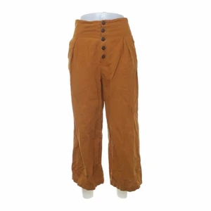 Byxa linneblandning Pull&Bear - Fina svala byxor från Pull&Bear, tyvärr lite för små för mig. Passar strl 32-34, XS- liten S. Köpta från Sellpy, ej använda av mig men syns de har varit omtyckta. Dock fortfarande fint skick!