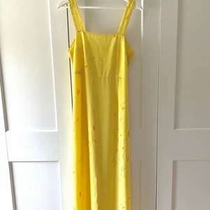 Vintage klänning - En superfin lång gul klänning som har en slits mitt på baksidan och minimalistisk tryck med blommor.  Klänningen är köpt second hand då jag tyckte den påminde om en relasation par klänning.  Jag säljer den dock då denvar alldelles förstor i bysten för mig