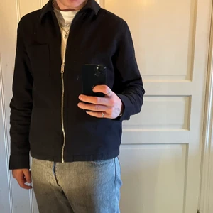 Weekday zip overshirt - Svart weekday overshirt med dragkedja. Storlek medium, sitter perfekt på mig som är 186 cm. Kan mötas upp i Göteborg, köpare står för frakt. Kan samfrakta.