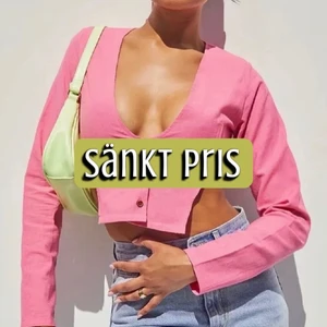 PLT ”kavaj” - Superfin helt ny linne ”kavaj”. Kan användas onavför ett linne / tröja eller utan något alls. Superfin till ett par rosa kostymbyxor! Storlek 34! 60+frakt