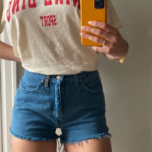 Levi’s shorts  - Vintage Levis shorts inköpta i Australien. Står storlek 5 i dem. Skulle säga att de är som storlek 29-30 i deras storlek. Köparen står för frakten💌