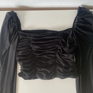 Snygg svart långarmad  - Snygg långarmad med tunnt tyg på armarna och korsett liknade på magen💖 änvänt få gånger, bra skick!