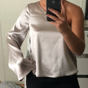 Topp - Champagnefärgad topp med en arm