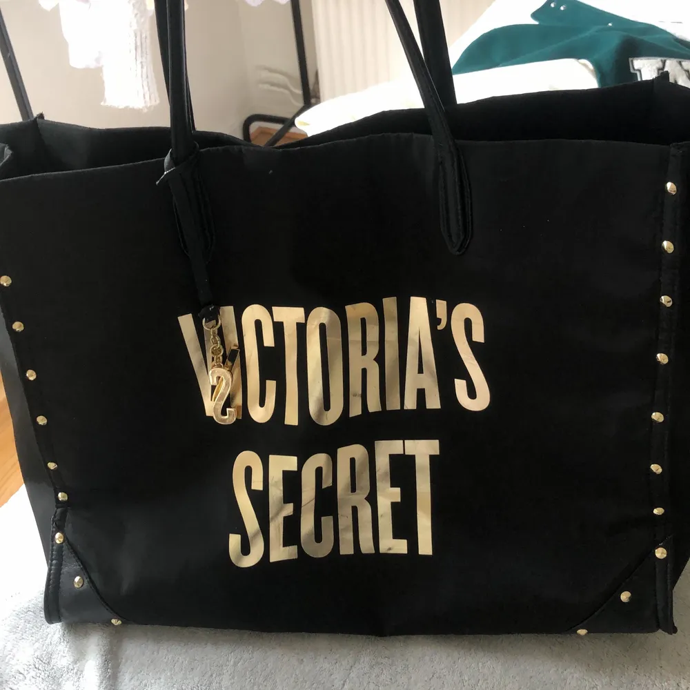 Säljer denna stora väska från Victoria’s Secret. Den är sällan använd och är i bra skick. Säljer för 200kr + 59kr frakt.. Väskor.