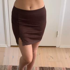 Fin brun kjol från HM som är använd endast en gång. Den är i storlek XXS men  då den är stor i storleken och super stretchig passar den även mig som brukar bära storlek S. Kjolen säljs inte längre i butik och den kan bäras lågmidjad! ❤️