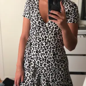 Leopardmönstrad omlottklänning