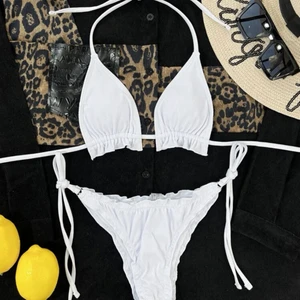 Bikini - Oanvänd bikini i storlek M. Överdelen passar för dig med mindre byst eller som i normala fall är S/M. 