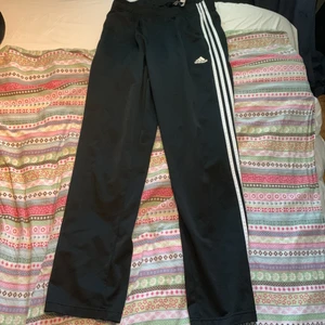 Adidasbyxor  - Adidasbyxor i storlek M. Använd under tio gånger. Köparen står för frakt.