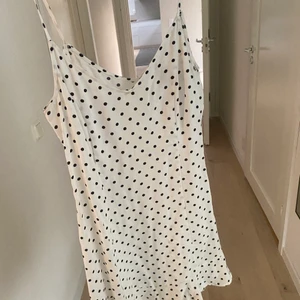 Sommarklänning från hm  - En supersöt prickig klänning från HM. Säljer då den är för liten 💗💗
