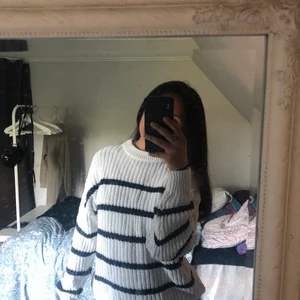 Randig stickad tröja  - Säljer en superfin vit blå randig stickad tröja från lager 157 som är använt ett fåtal gånger och som är i bra skick💕