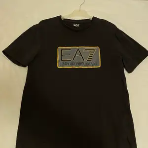 Äkta EA7 T-shirt i jättebra skick och endast använd 2-3 gånger. Passar XS-S.